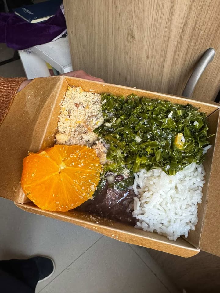 Marmita Mi'u con feijoada, arroz, couve y naranja