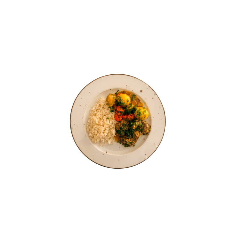 Carne de Panela servida en plato con arroz, patatas y verduras