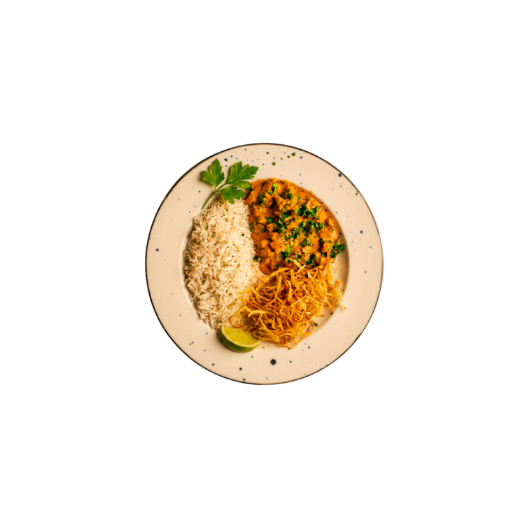 Estrogonofe de Pollo servido en plato con arroz y batata palha