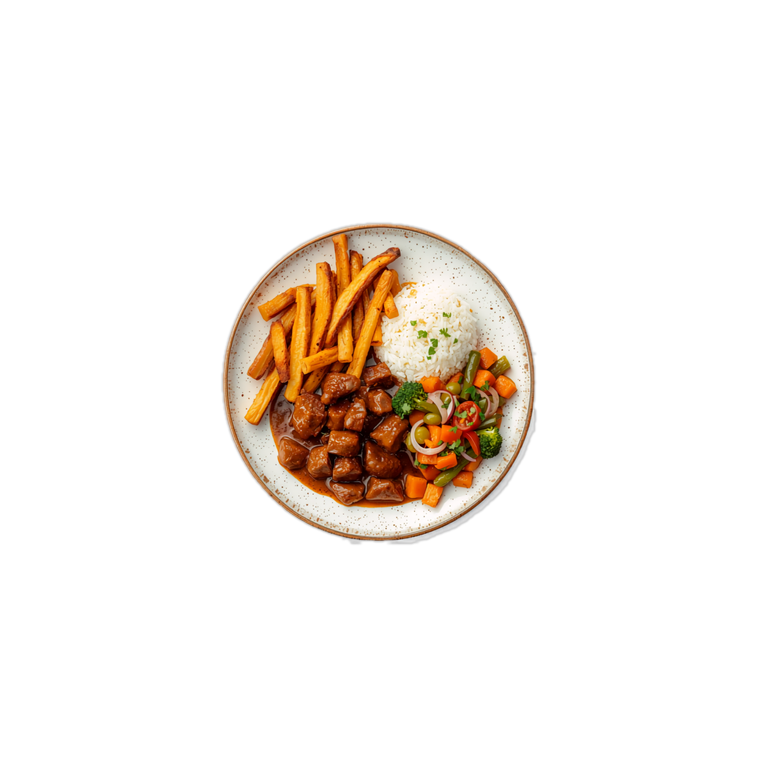 Picadinho de ternera con yuca frita crujiente servido en plato