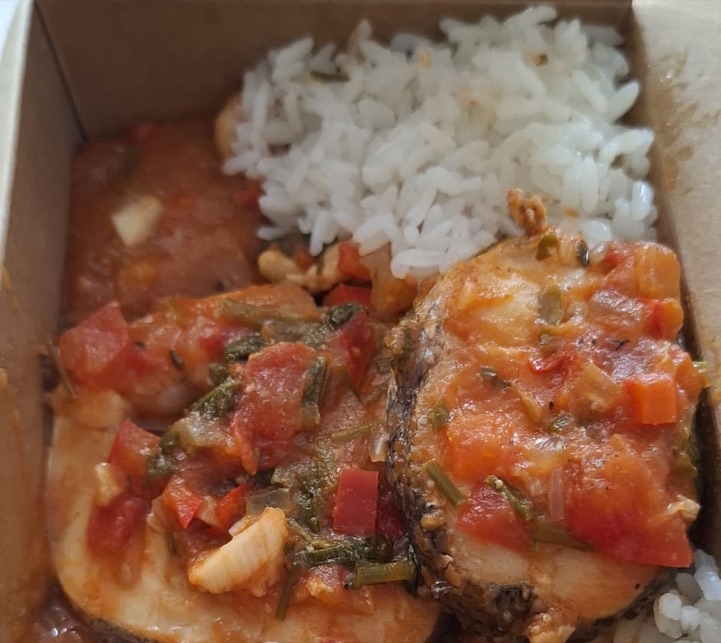 Moqueca de Peixe con arroz, tomate y cebollino