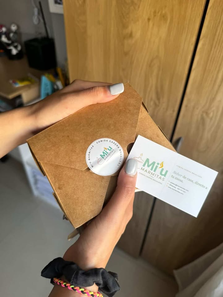 Caja Mi'u Marmitas con sello y tarjeta de marca